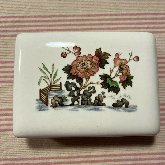 Wedgwood Eastern Flowers lidded box - Picture 1 of 10